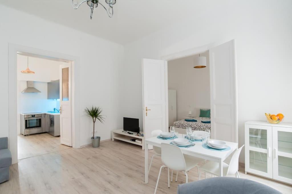 New Ultra-central Design Apartment *