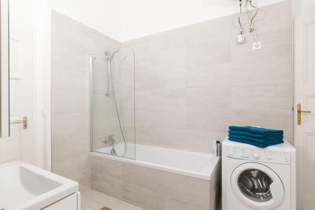 New Ultra-central Design Apartment *